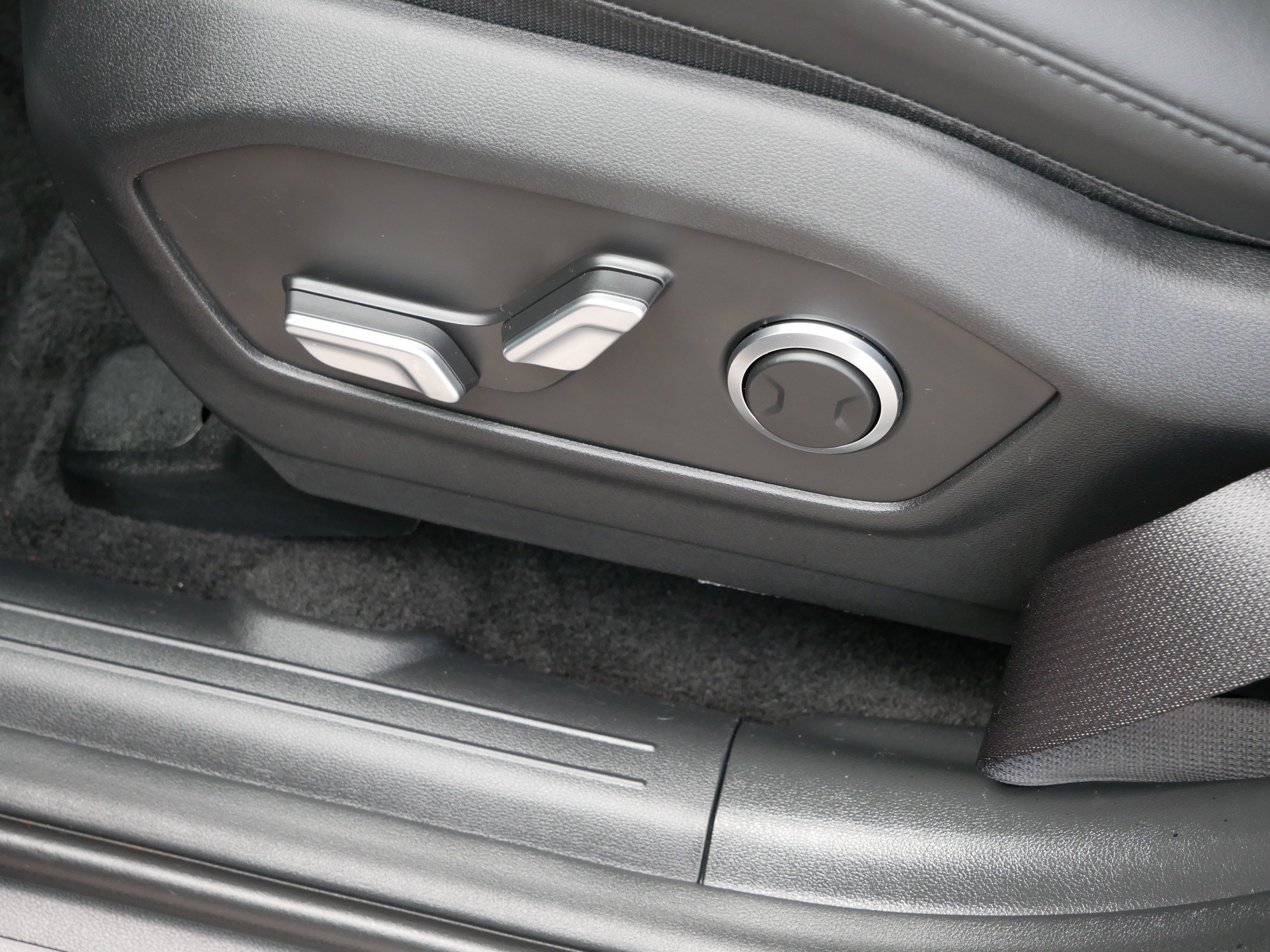 Certified Used 2024 Hampton Gray Hyundai SEL image 19