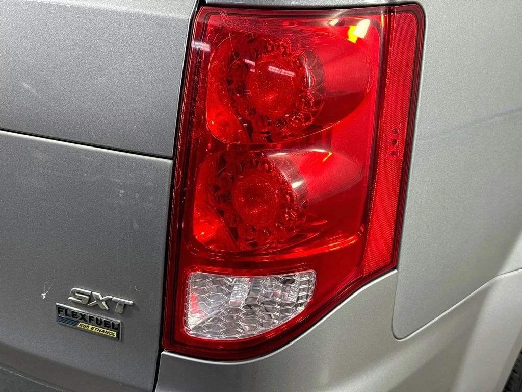Used 2015 Silver Dodge SXT image 29
