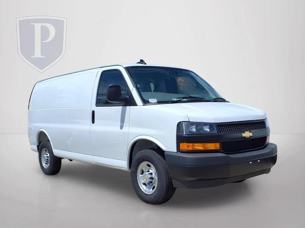 New 2025 Summit White Chevrolet WT image 1