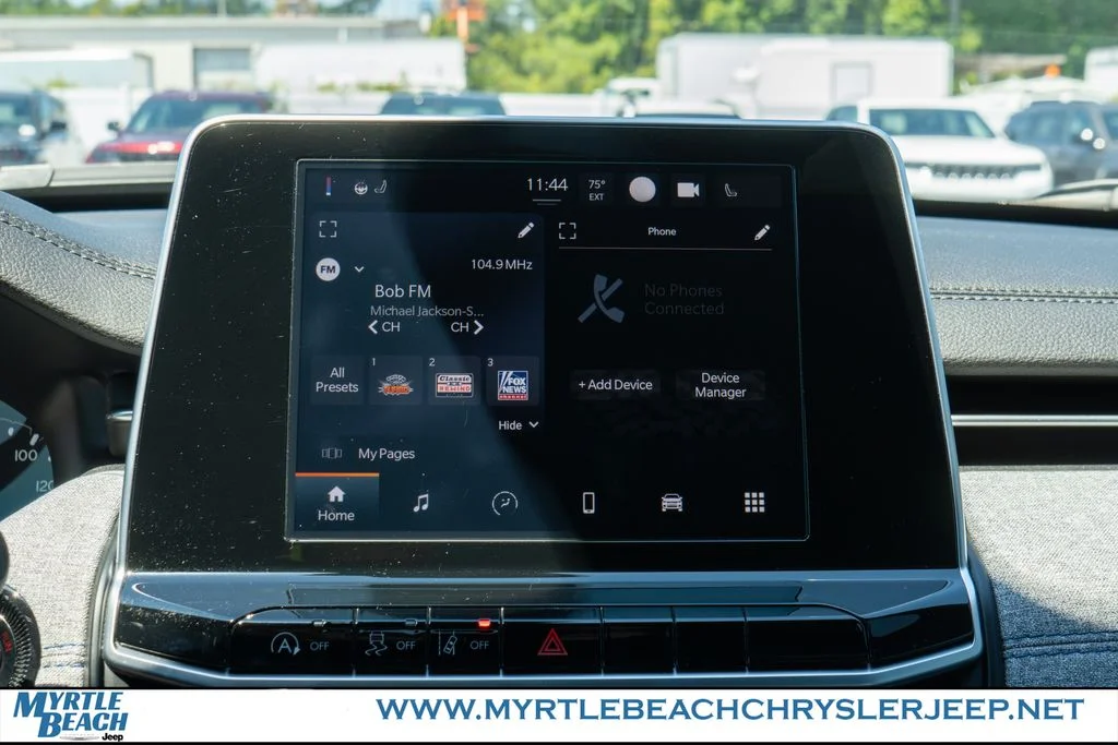 Used 2025 Diamond Black Crystal Pearlcoat Jeep Latitude image 18
