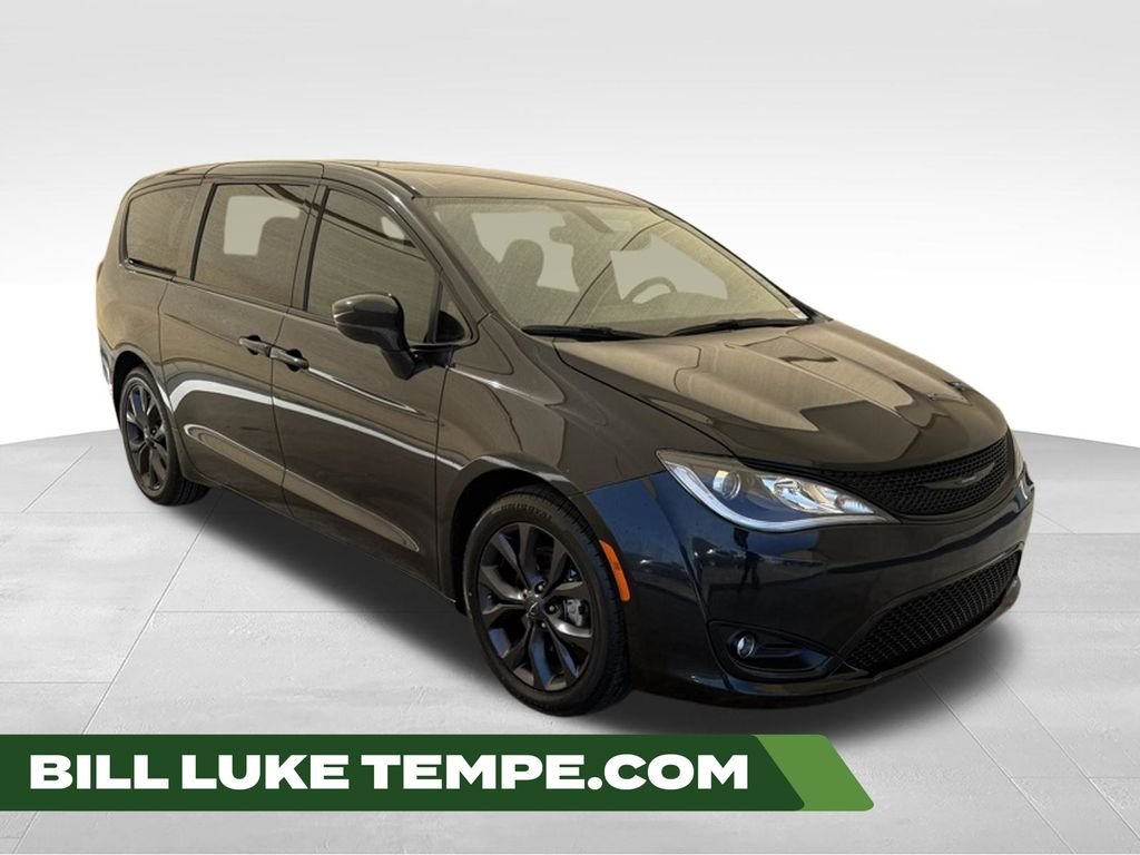 2020 Chrysler Pacifica Touring's photo