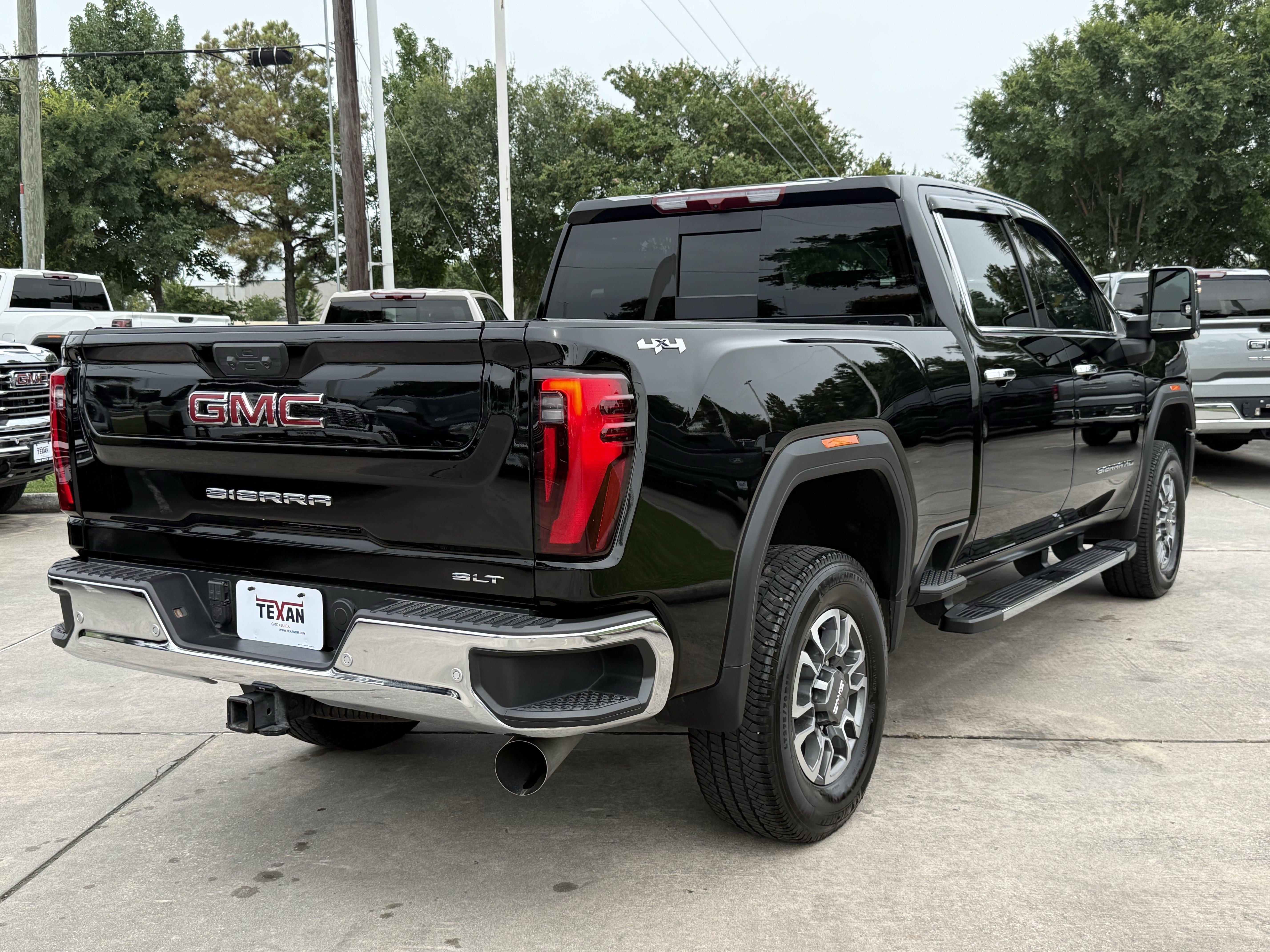 Used 2025 Onyx Black GMC SLT image 4