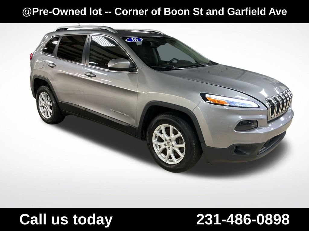 Used 2016 Silver Jeep Latitude image 7