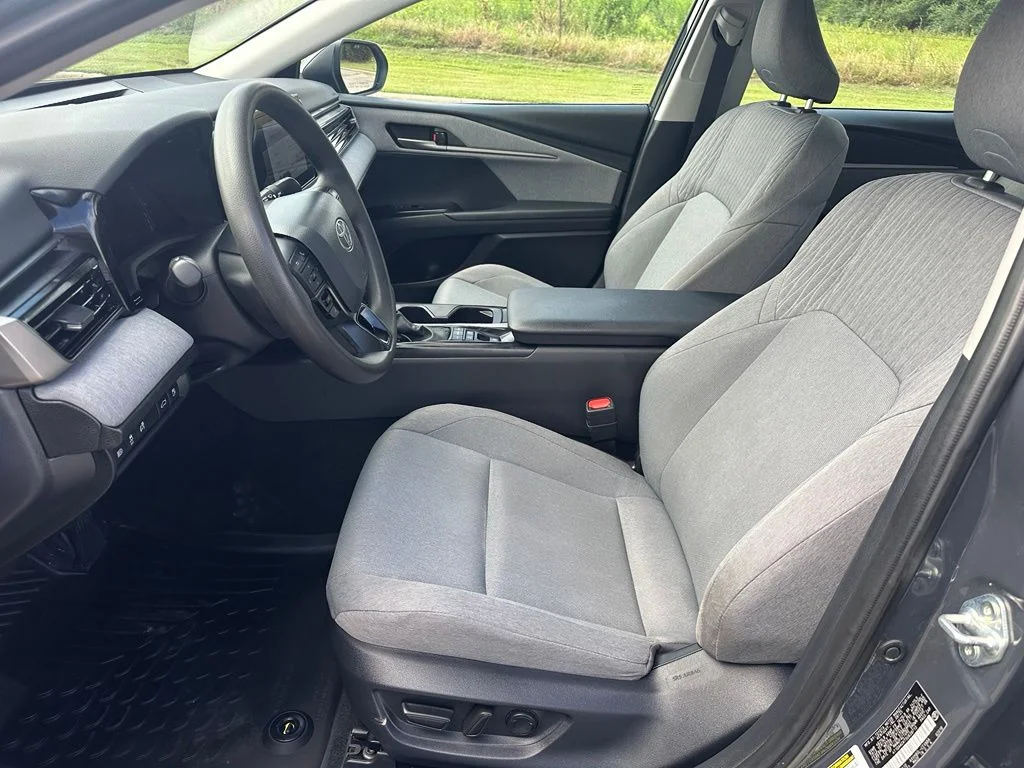 2025 Toyota Camry LE - Photo 10