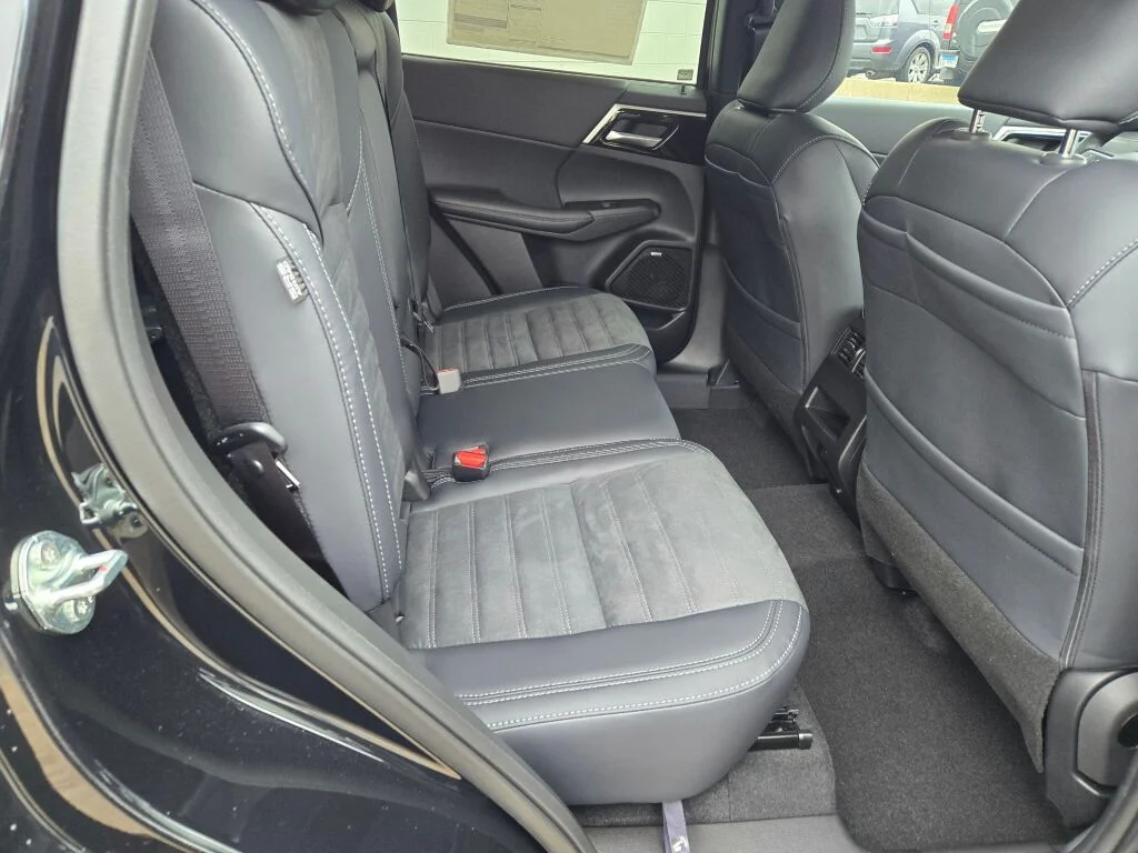 New 2026 Black Mitsubishi SE image 7