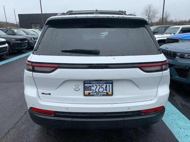 Used 2023 White Jeep Altitude X image 4