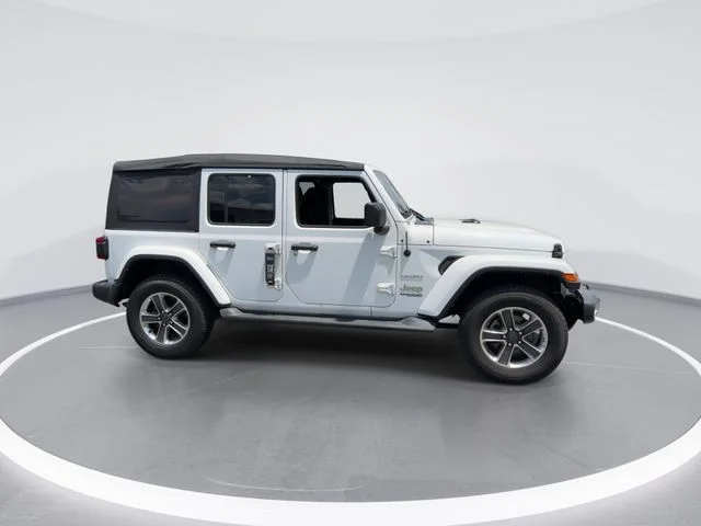 Used 2021 White Jeep Unlimited Sahara image 9