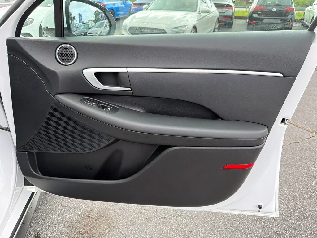 Used 2025 White Hyundai SE image 14