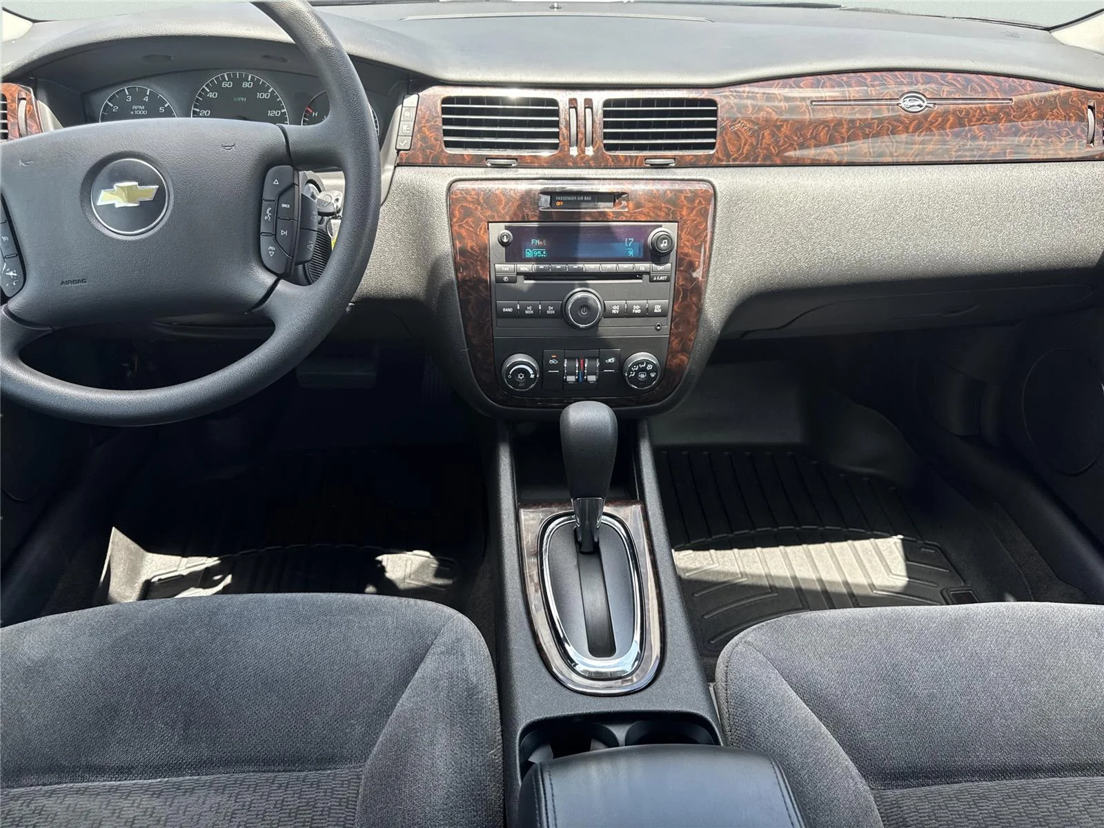 Used 2015 SUMMIT WHITE Chevrolet LT image 15