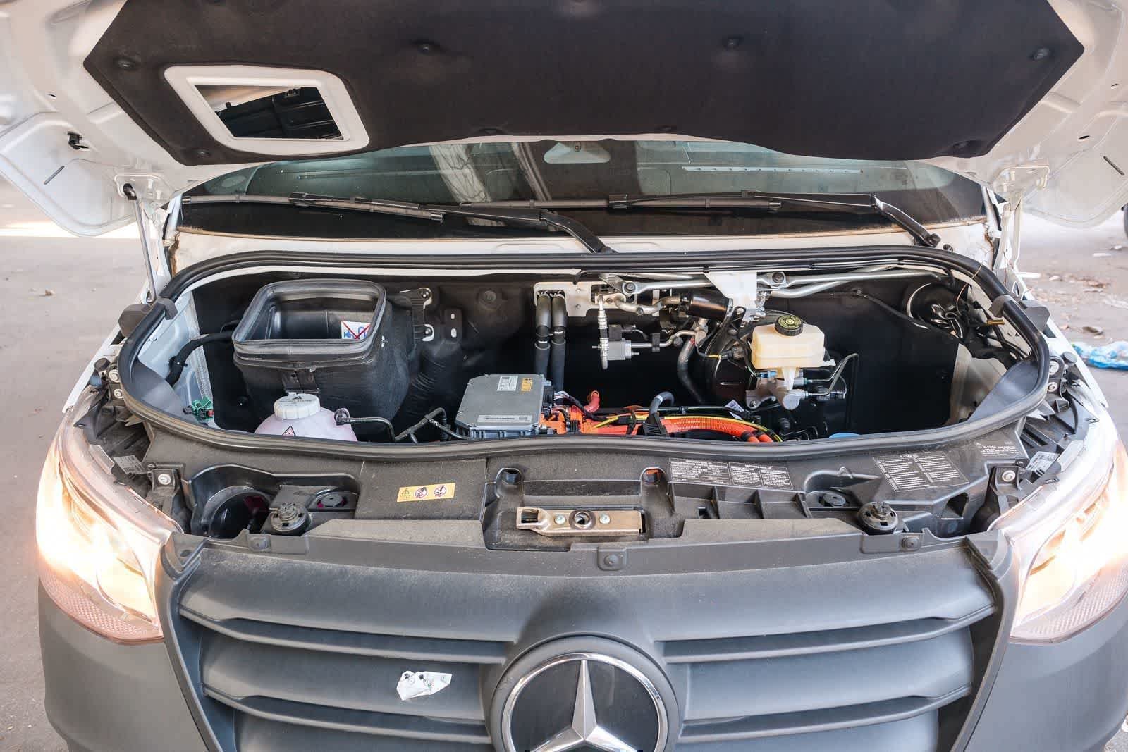 New 2025 Arctic+White Mercedes-Benz Cargo 170WB High Roof 113kw Battery RWD SO Motor image 30
