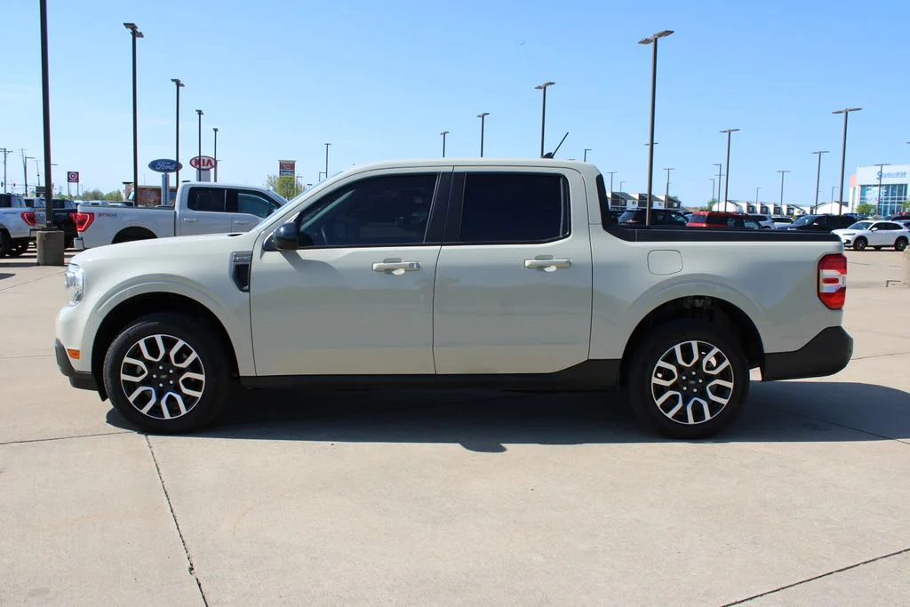 Used 2024  Ford Lariat image 16