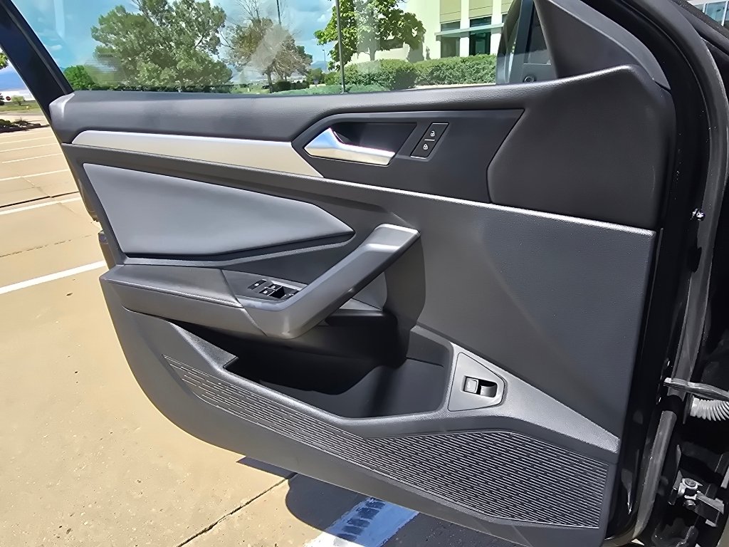 Used 2025 Deep Black Pearl Volkswagen SE image 17