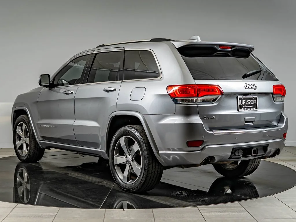 Used 2015 Billet Silver Metallic Clearcoat Jeep Overland image 7