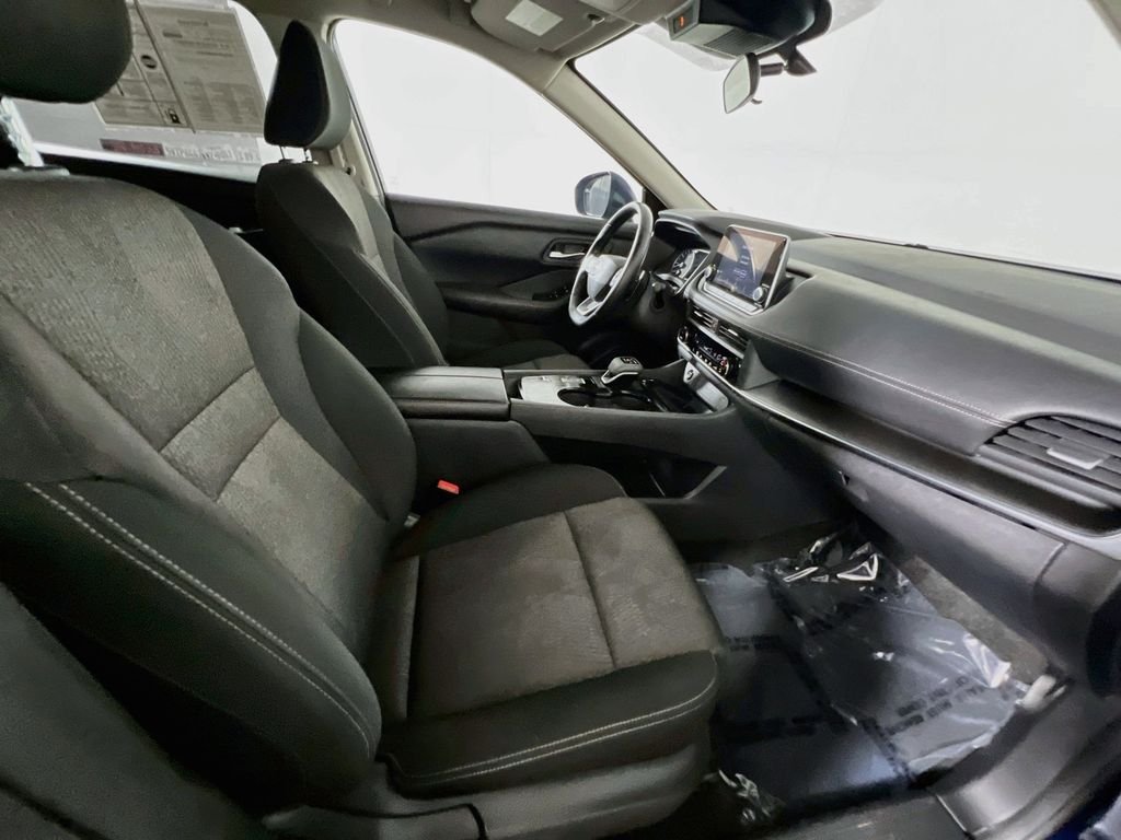2025 Nissan Rogue SV - Photo 28