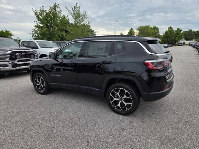 New 2026 Diamond Black Crystal Pearl-Coat Exterior Paint Jeep Limited image 9