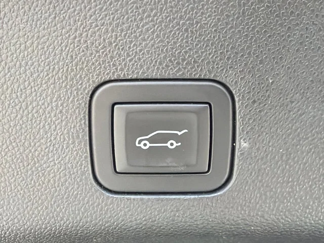 Used 2024 Crystal White Tricoat Cadillac Sport Platinum image 19