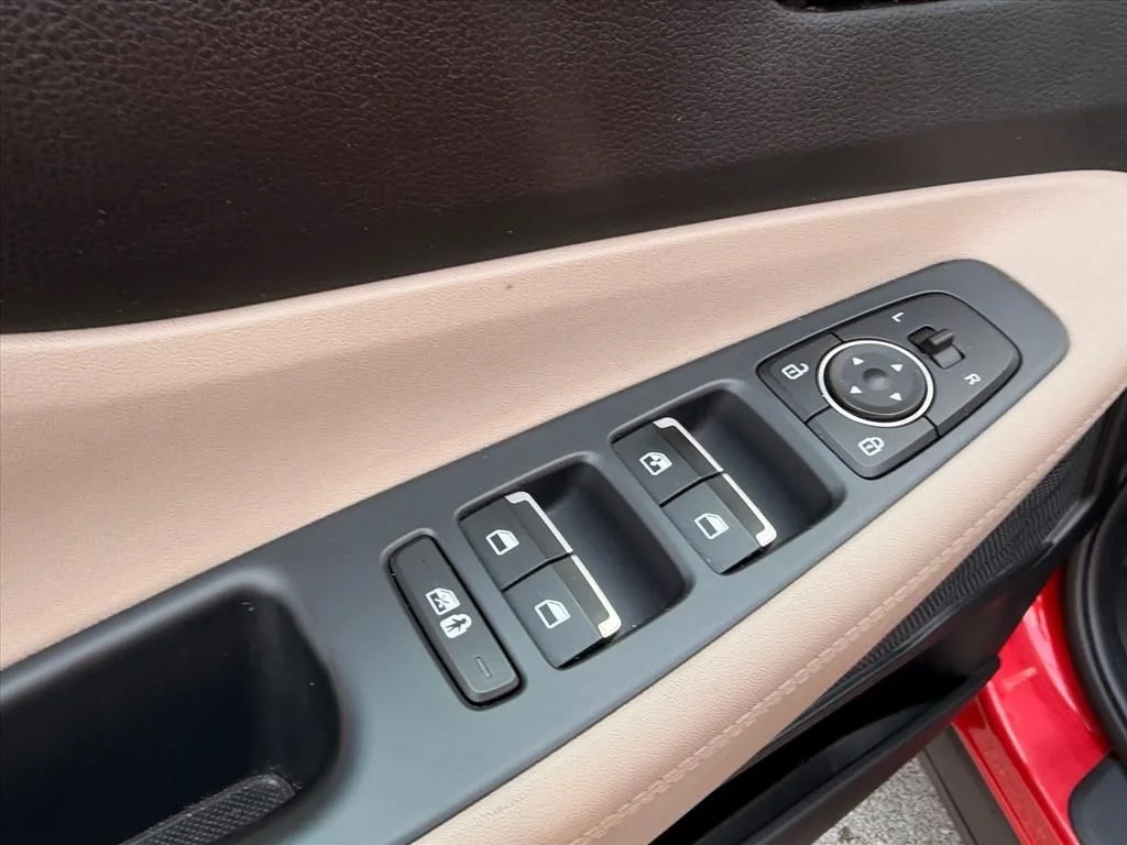Used 2022 Red Hyundai SE image 17