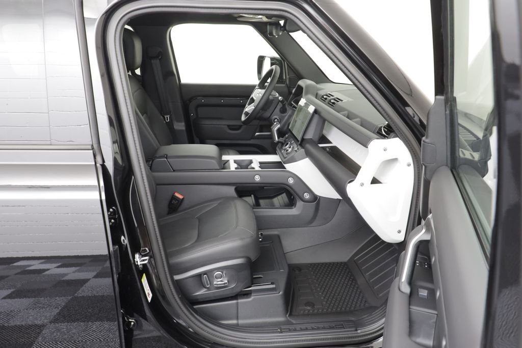 New 2026 Santorini Black LAND ROVER X-Dynamic SE image 21