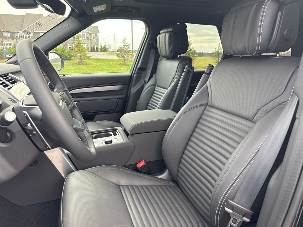Used 2025 Black Land Rover Dynamic SE image 13