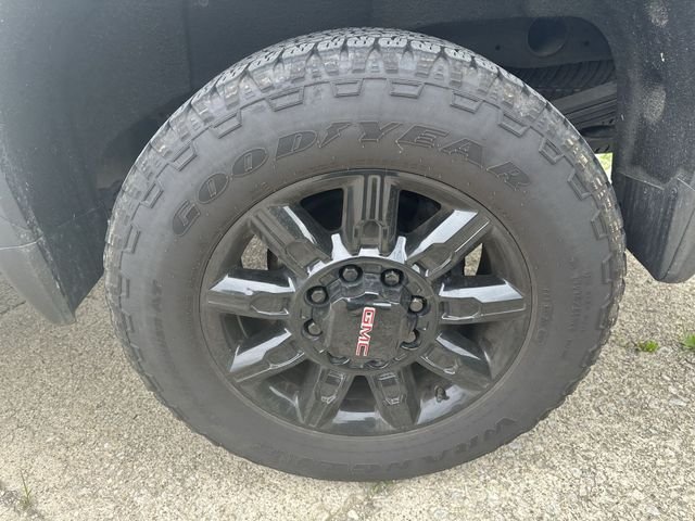 Used 2024 White GMC AT4 image 47