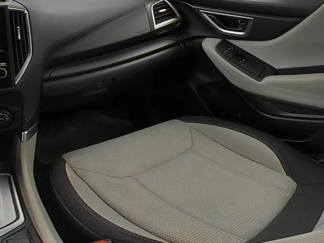 Used 2020 White Subaru Base image 34
