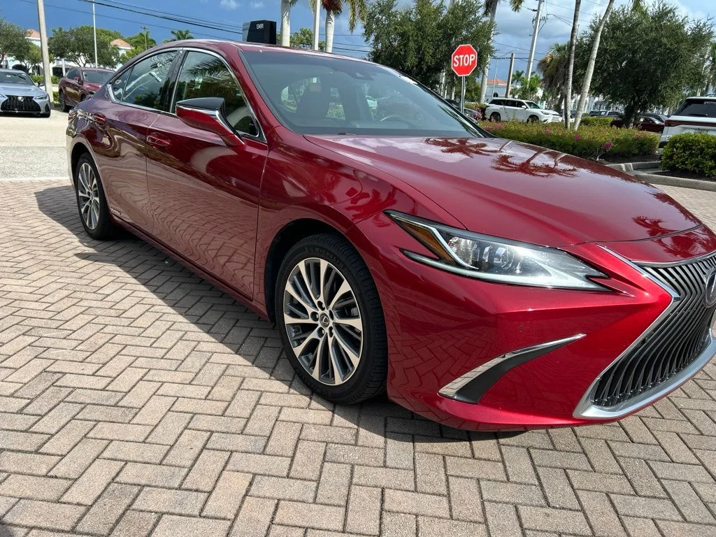 Used 2019 Red Lexus 300h image 1