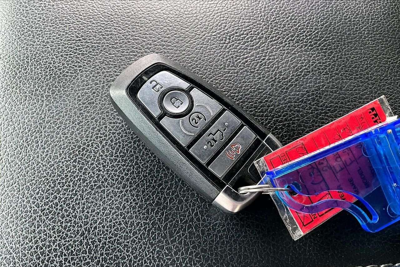 Used 2022 Silver Ford Lariat image 31