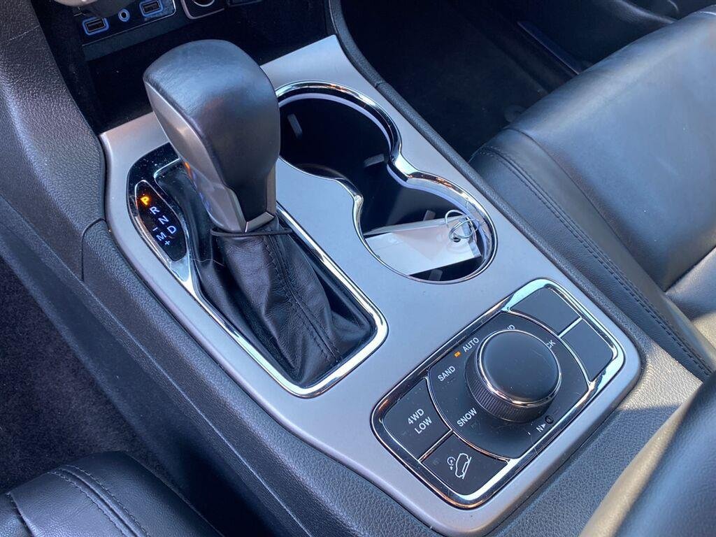 Used 2018 Diamond Black Crystal Pearlcoat Jeep Limited image 22