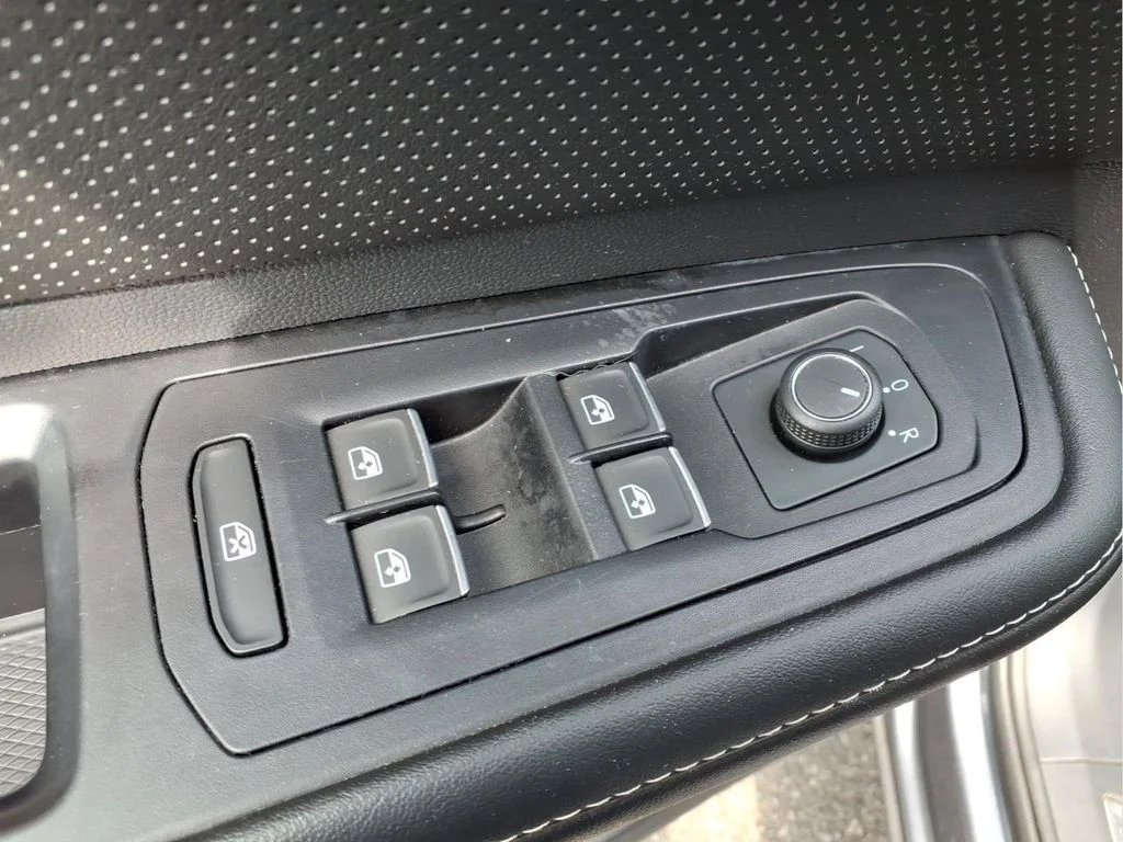 Used 2024  Volkswagen 2.0T SE w/Technology image 19