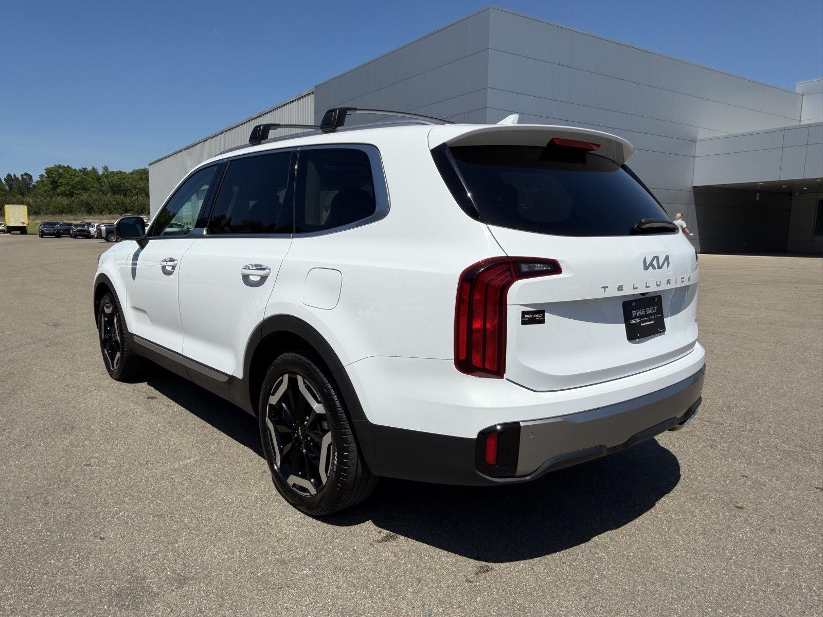 Used 2025 Glacial White Pearl Kia S image 4
