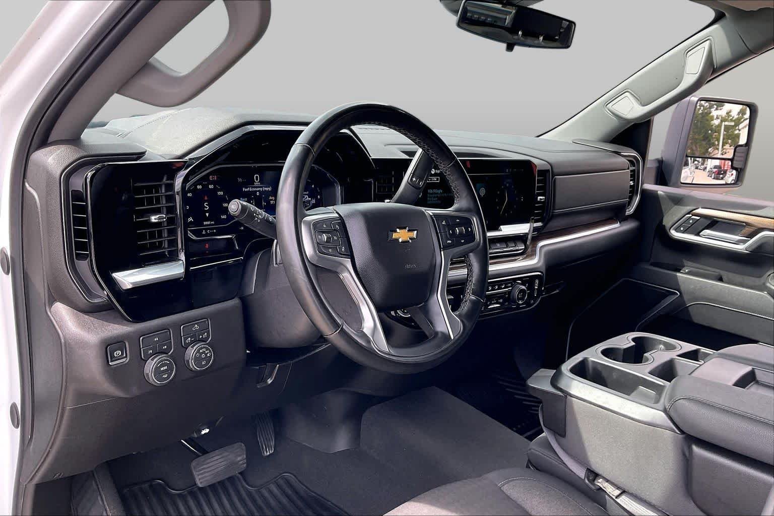Used 2025 Summit White Chevrolet LT image 15