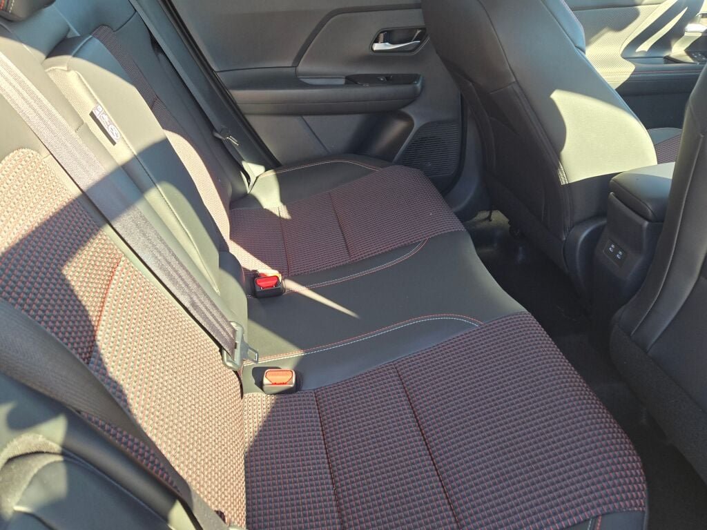 New 2026 Gun Metallic / Scarlet Ember Tintcoat Two-tone Nissan SR image 10