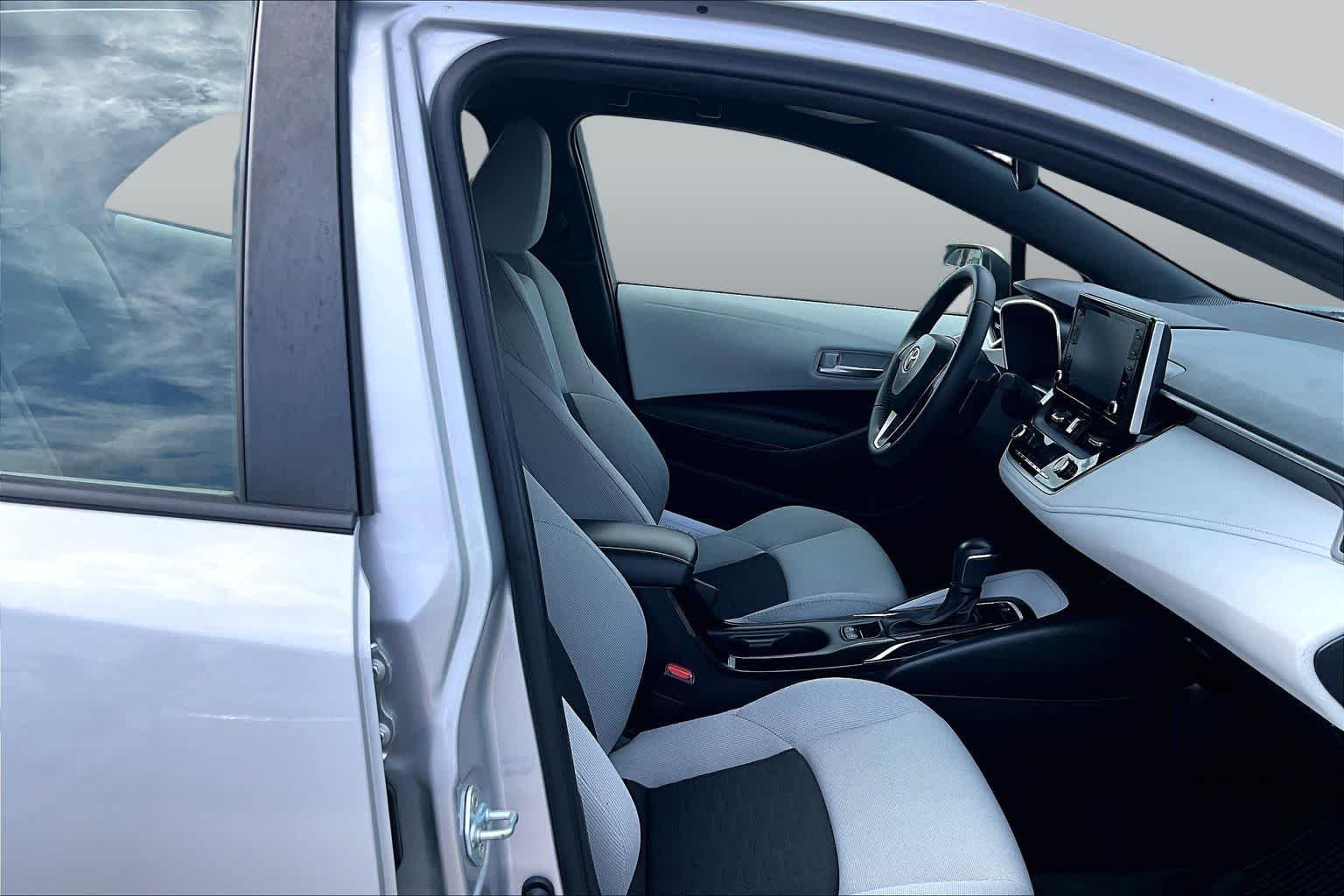 Used 2022 Classic Silver Metallic Toyota SE image 9