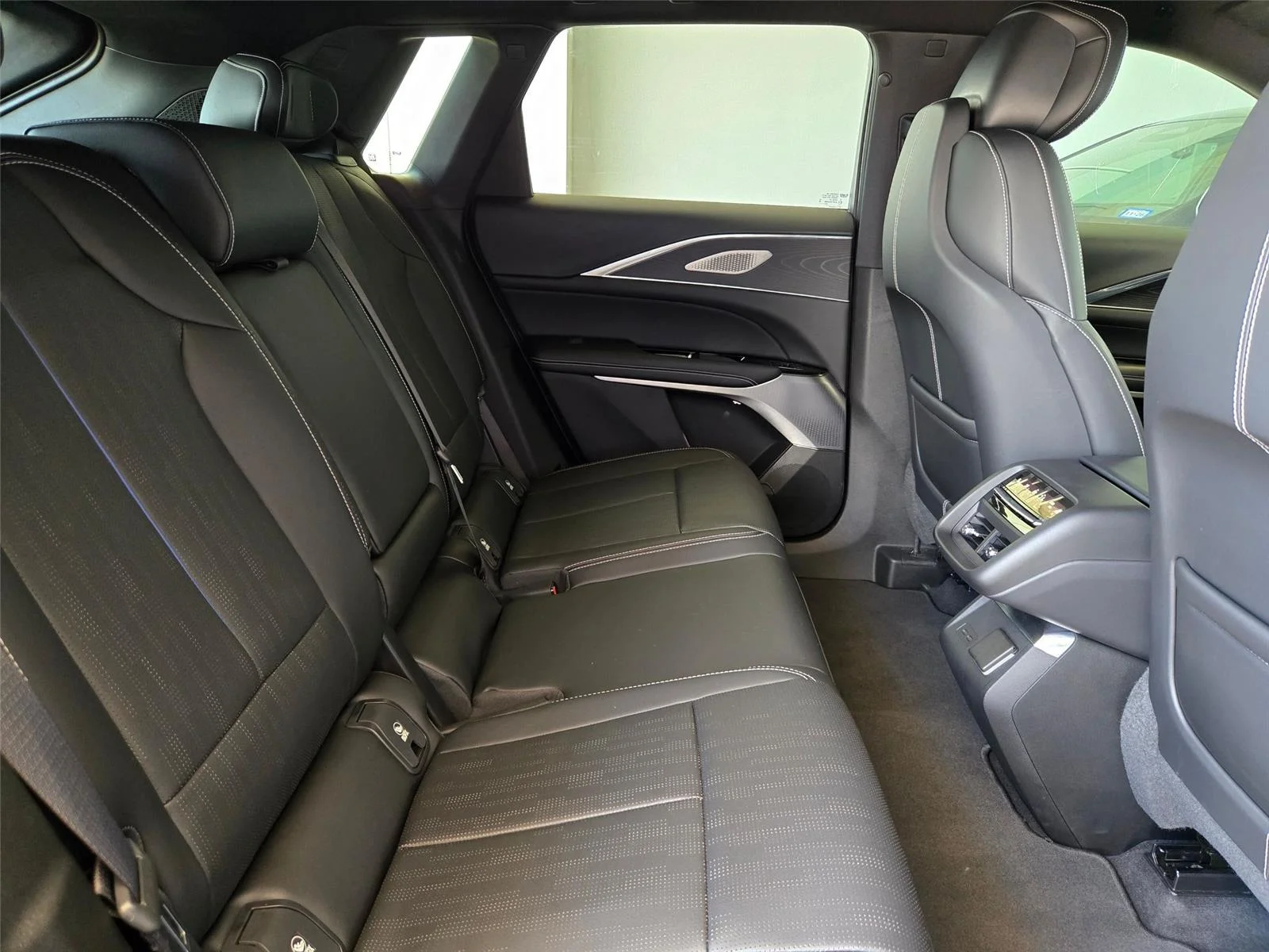 Used 2024  cadillac Sport image 28