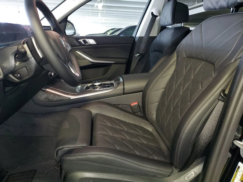 New 2026 Black Sapphire Metallic BMW xDrive40i image 17