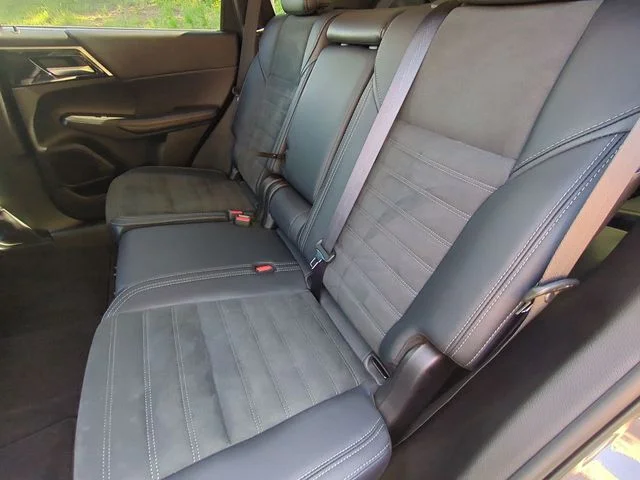 Used 2024  Mitsubishi SE Black Edition image 28