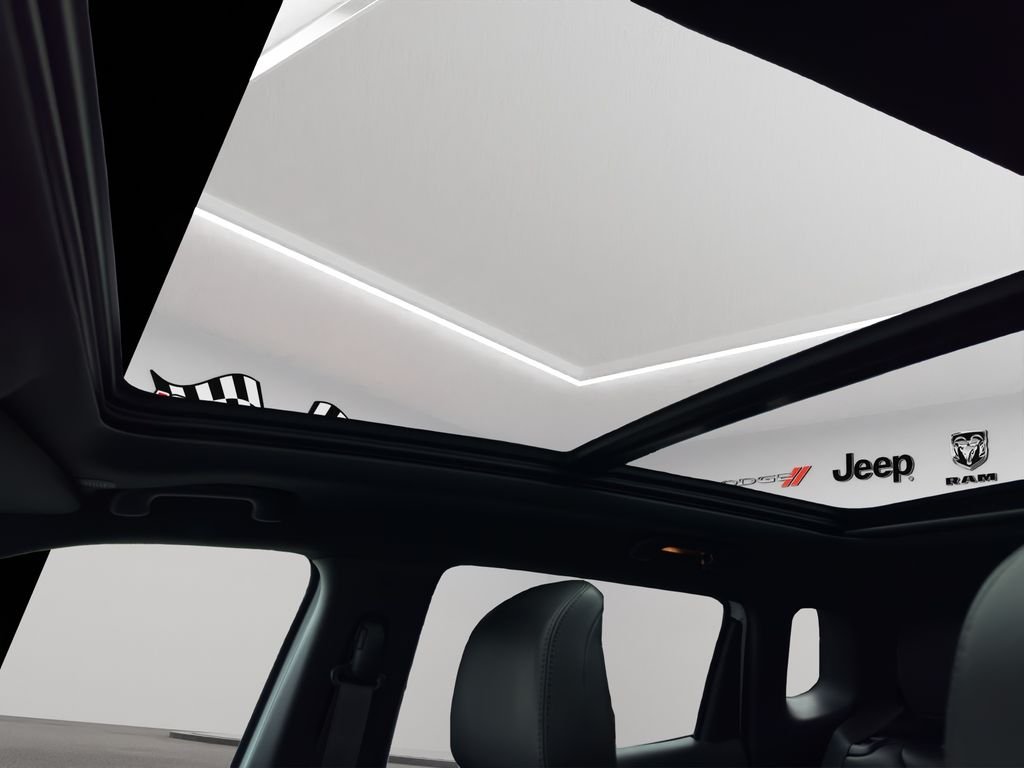 Used 2023 Bright White Clearcoat Jeep Latitude Lux image 5