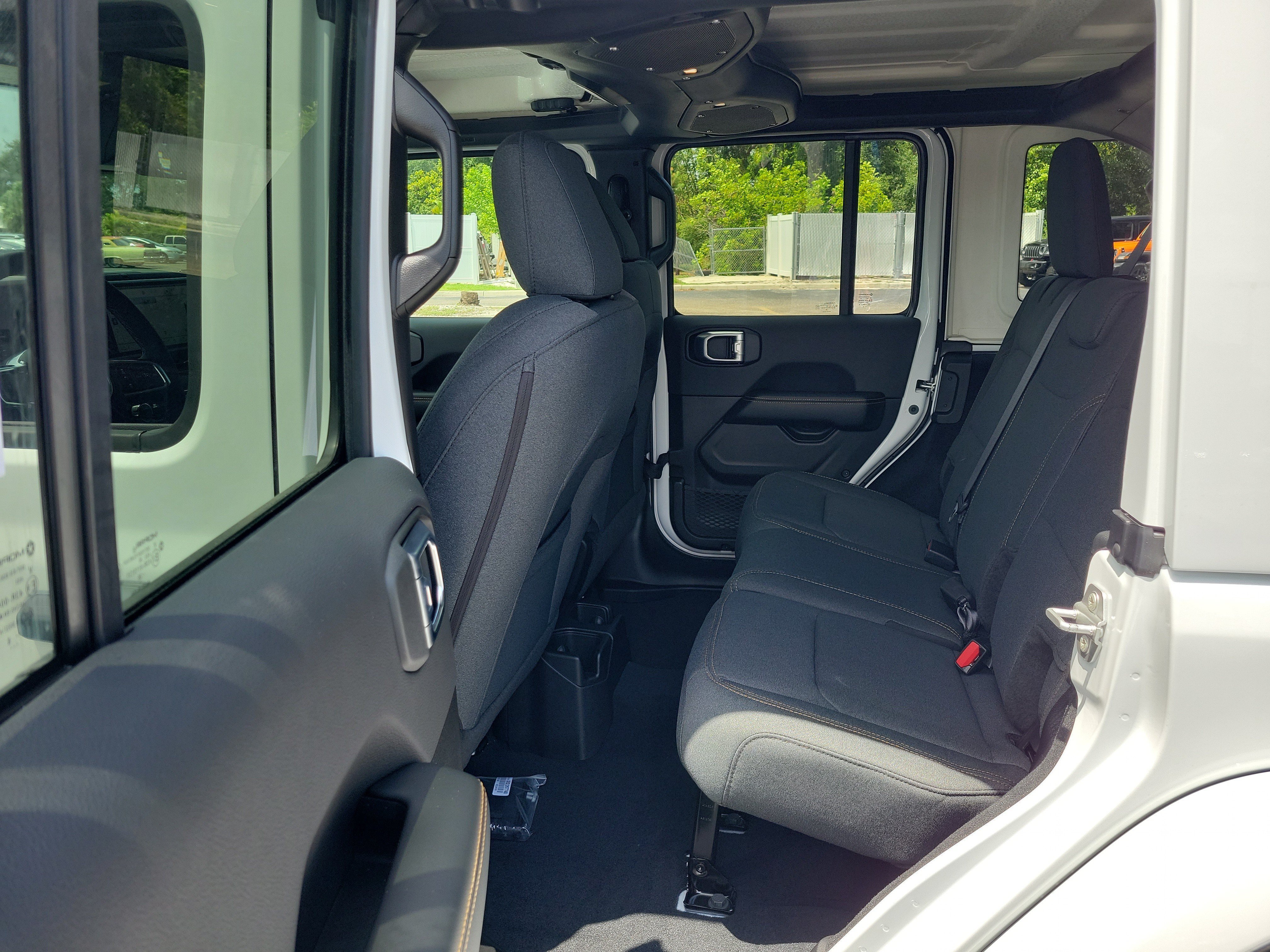 New 2026 Bright White Clear-Coat Exterior Paint Jeep Sahara image 9