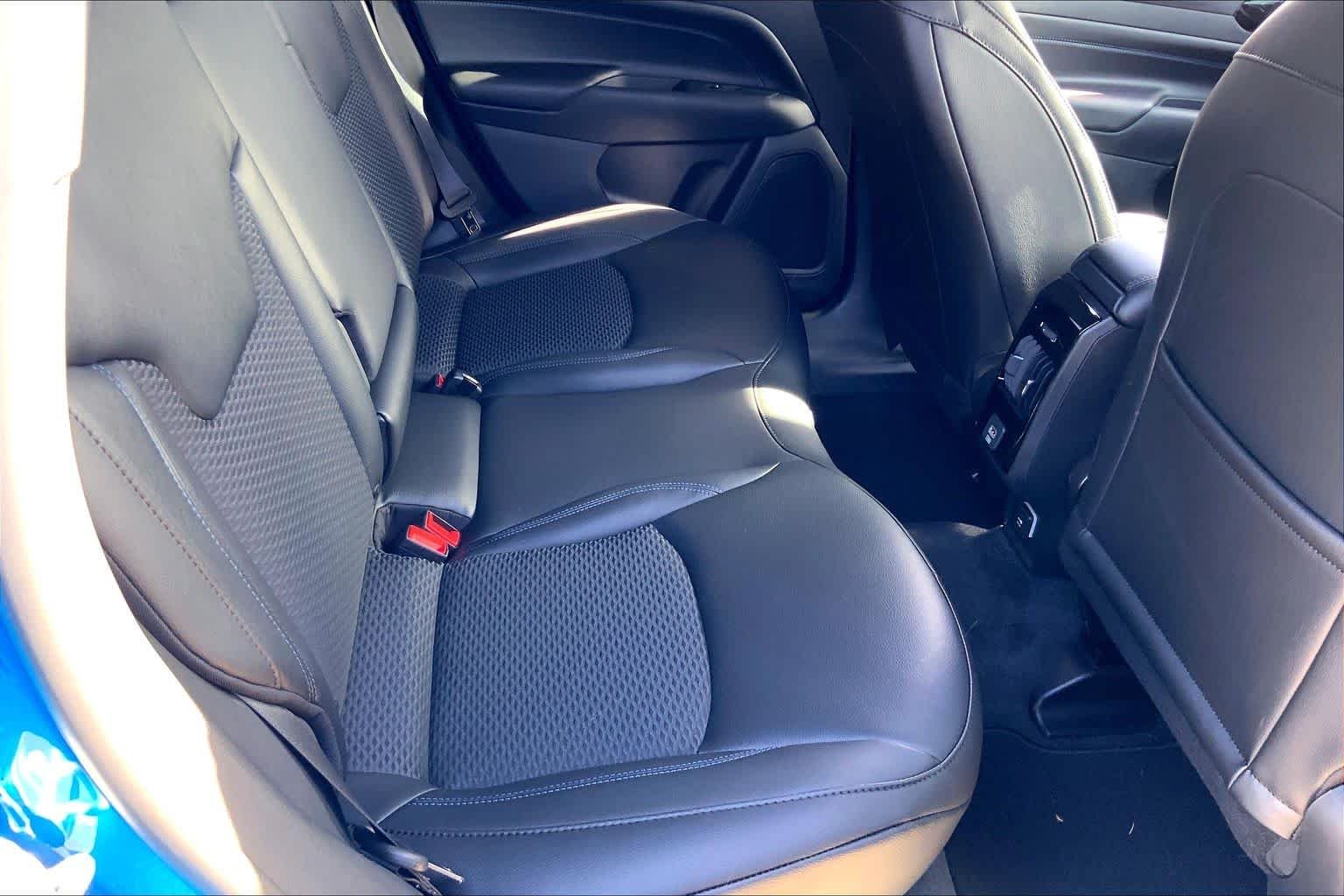 New 2026 Hydro Blue Pearlcoat Jeep Latitude Altitude image 17