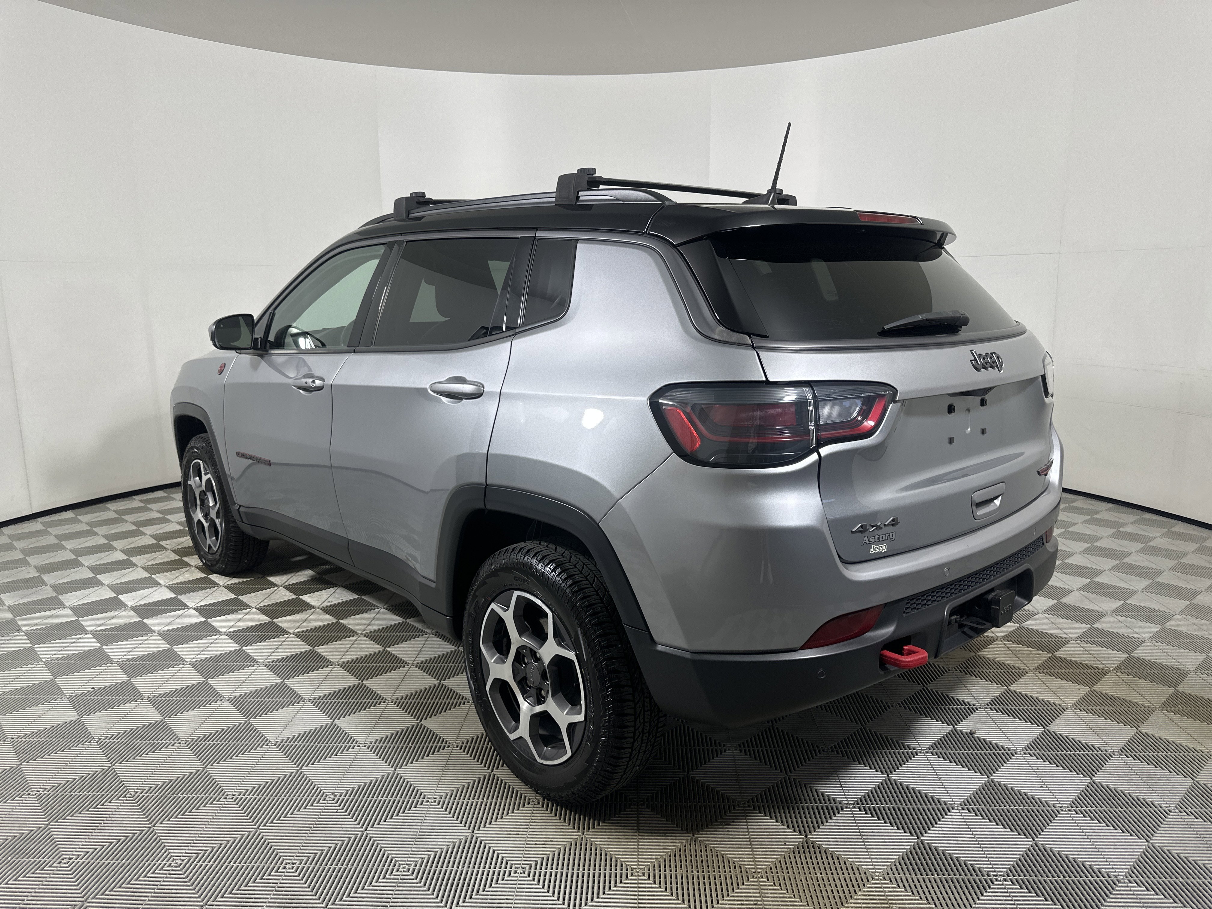 Used 2022 Billet Silver Metallic Clearcoat Jeep Trailhawk image 5
