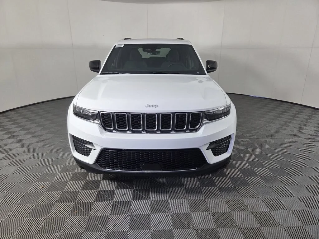 New 2026 Bright White Clear-Coat Exterior Paint Jeep Laredo X image 2