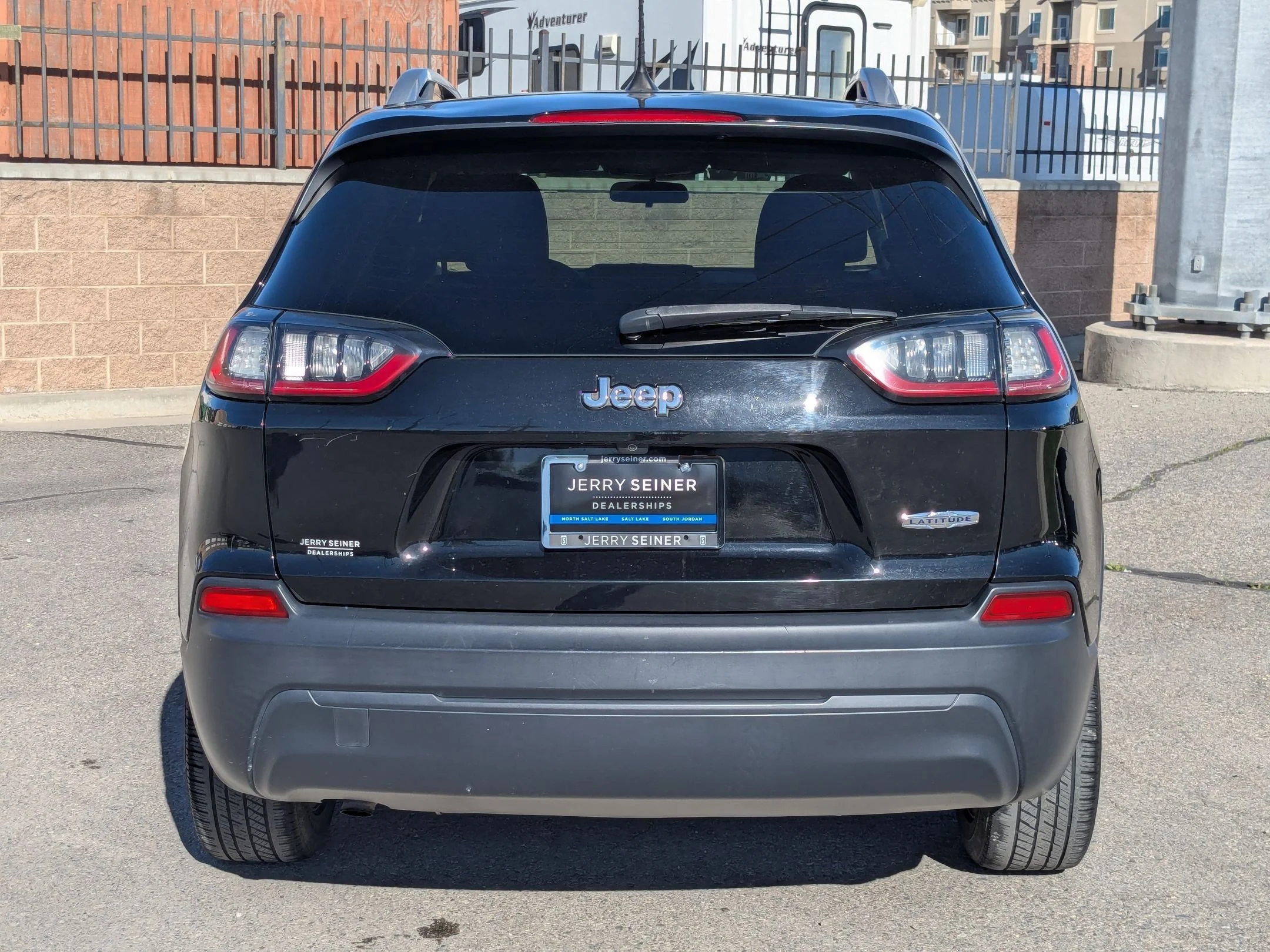 Used 2019 Diamond Black Crystal Pearlcoat Jeep Latitude image 4