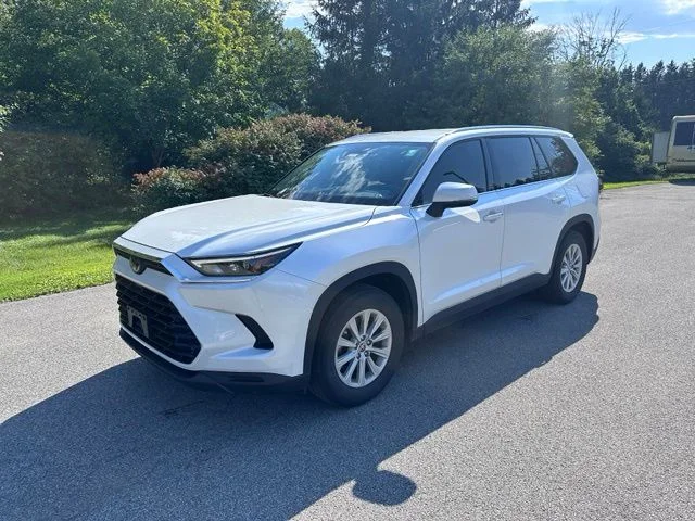 Used 2024 Beige Toyota XLE image 7