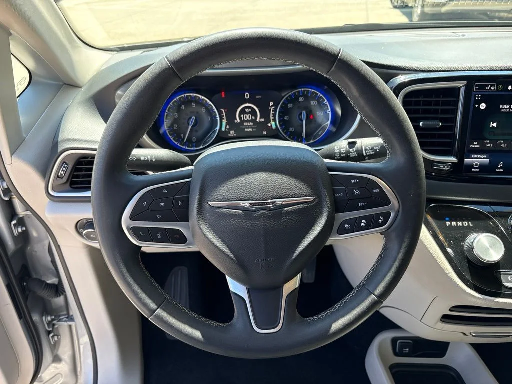 Used 2023 Silver Chrysler Touring L image 9