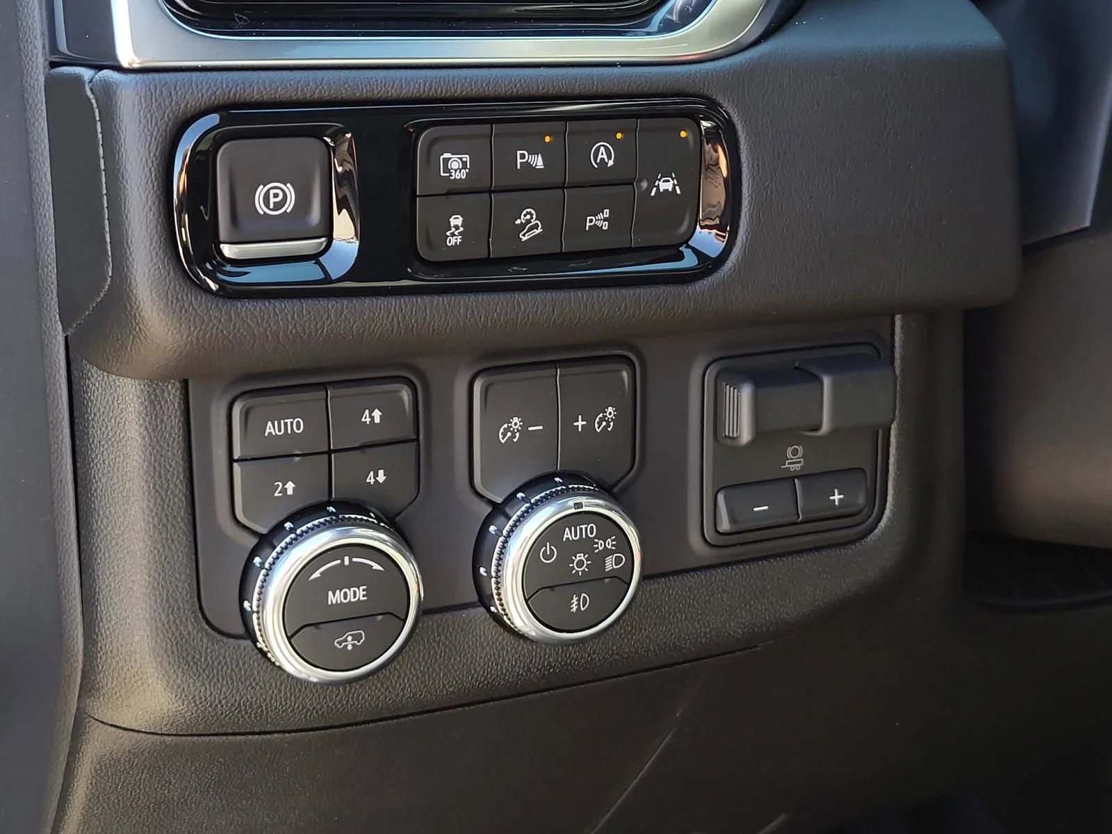 2026 GMC Yukon XL Denali - Photo 9