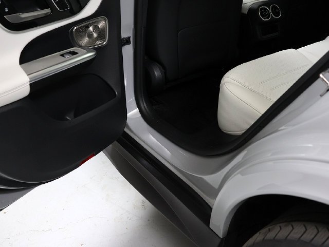 Certified Used 2025 MANUFAKTUR Alpine Grey Mercedes-Benz GLC 350e image 29