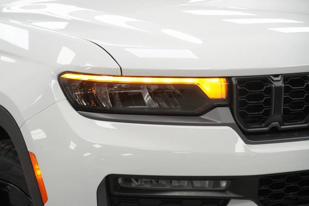 New 2026 Bright White Clear-Coat Exterior Paint Jeep Limited image 5