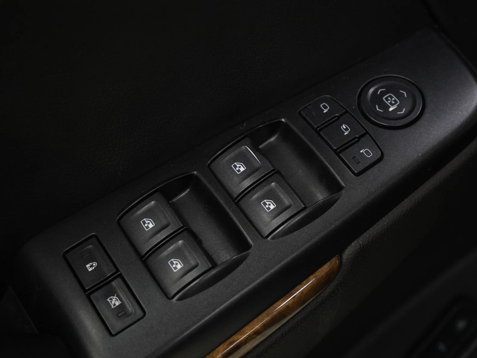 Used 2015 White GMC Denali image 24