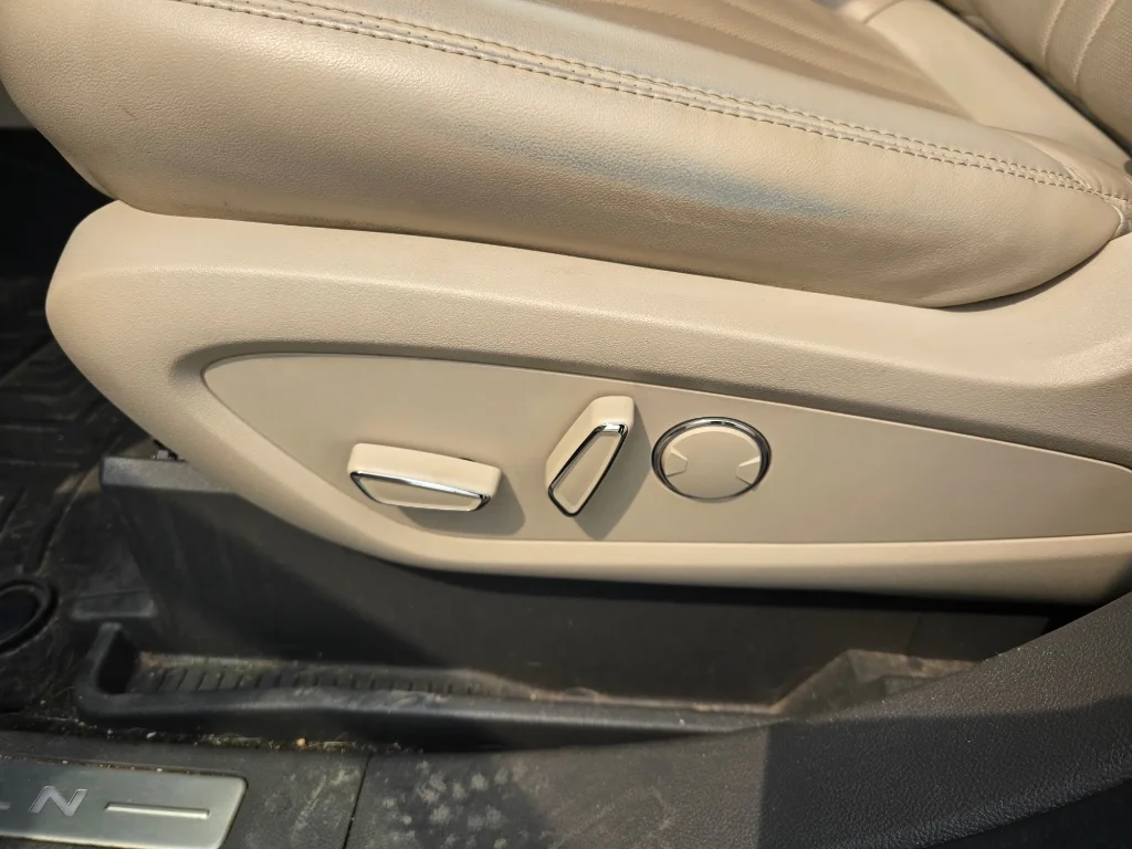 Used 2019 Blue Diamond Metallic Lincoln Reserve image 16