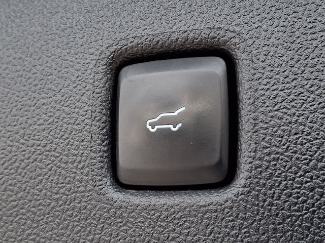Used 2022 Black Ford SE image 31